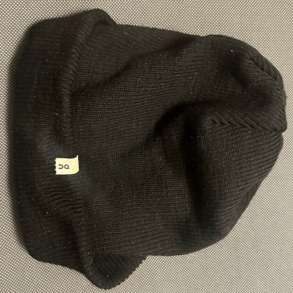 On running black Merino Beanie temperature-regulating hat